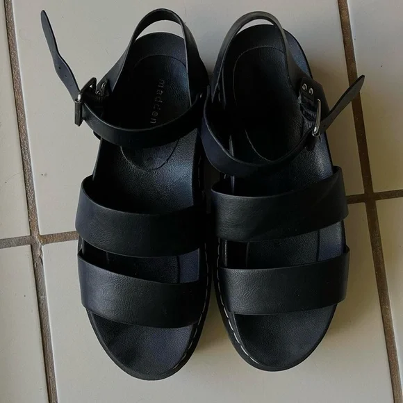 Madden Girl Chuncky Platforms - Picture 1 of 3